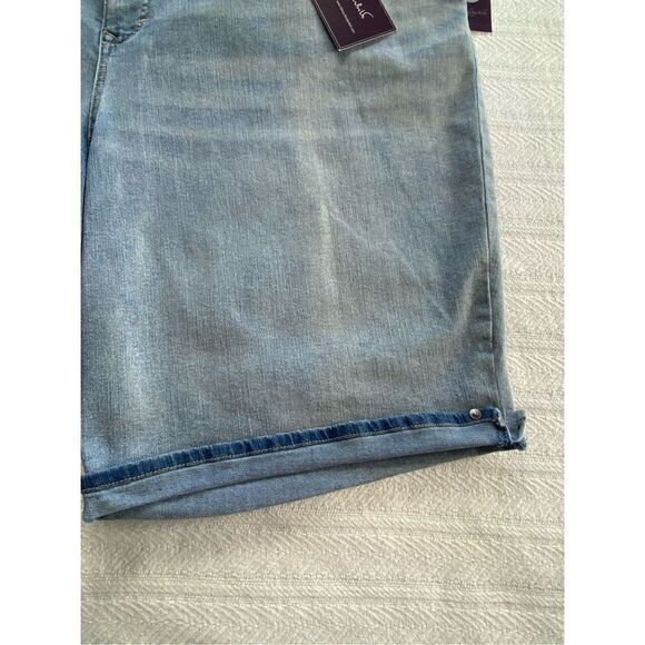 Gloria Vanderbilt Women's 24W Plus Size Mid Rise
Feminine Cut Bermuda Short - Picture 2 of 9